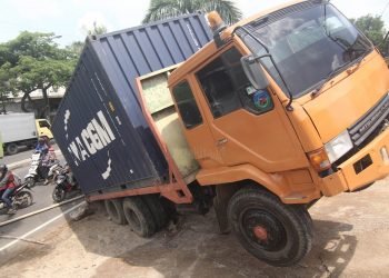 kontainer nyaris terguling, akibatkan jalan perintis kemerdekaan makassar macet