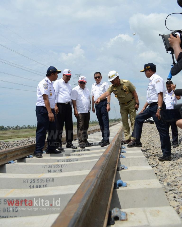 presiden jokowi tinjau rel kereta api trans sulawesi