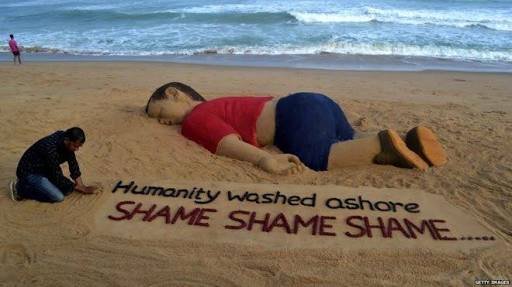 Repro foto Alan Kurdi saat terdampar oleh seniman dan sindiran untuk kemanusiaan umat manusia.