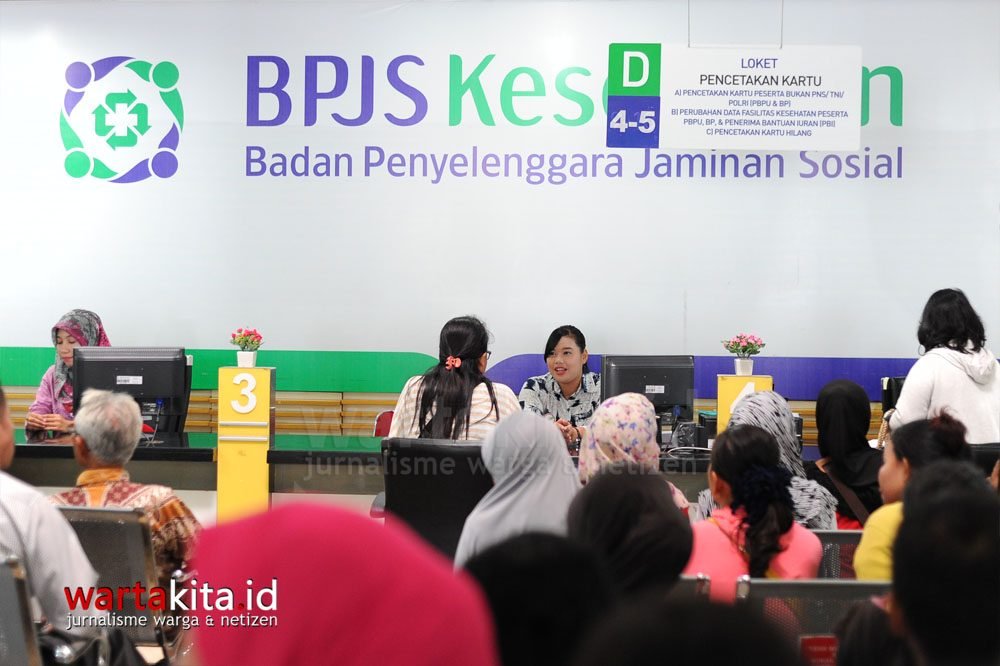 Antrian loket pelayanan BPJS Kesehatan di jalan AP Petterani, Makassar.