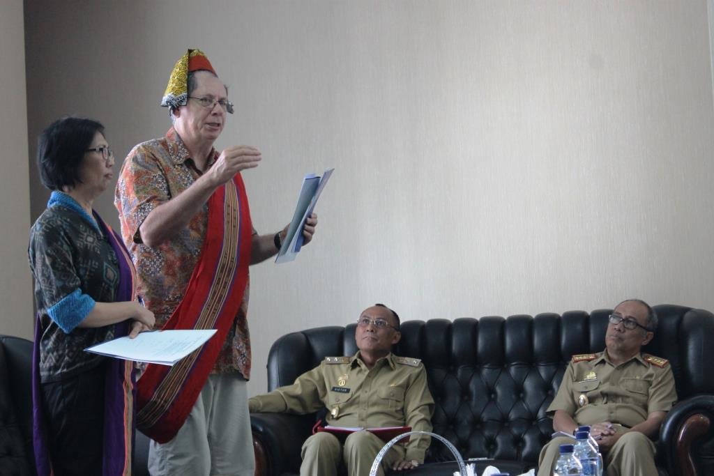 Lawrence W. Dolan Direktur Program Pendidikan USAID Indonesia memberikan sambutan pada penyerahan hibah buku bacaan berjenjang kepada pemda Tana Toraja, disaksikan oleh Wakil Bupati Victor Datuan Batara, dan Sekda Enos Karoma di Ruang Rapat Bupati Tana Toraja (25 April 2016)