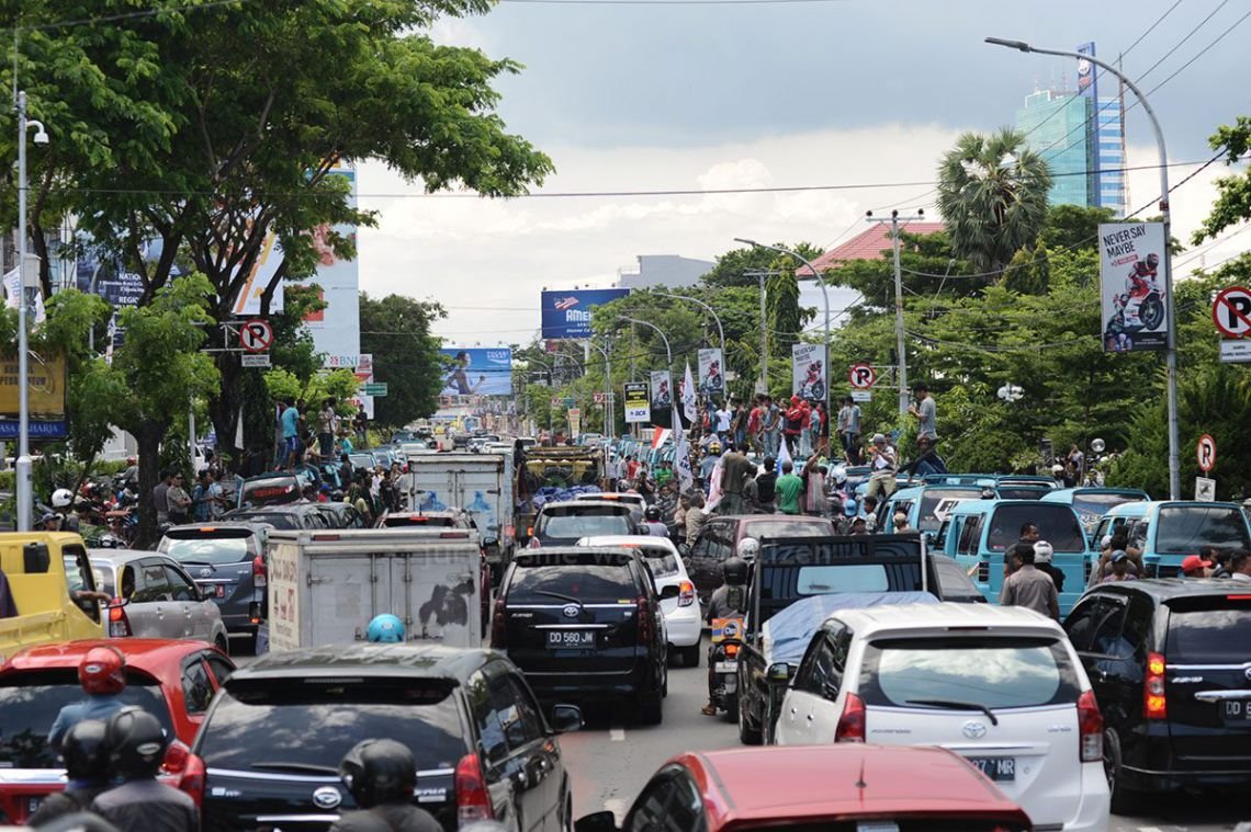 Kemacetan yang terjadi di depan Balaikota Makassar akibat aksi unjukrasa supir pete-pete sebagai penolakan terhadap program pete-pete smart yang dicanangkan oleh Pemkot Makassar.