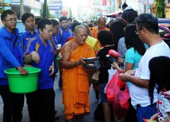 Hari-Raya-Waisak-Biksu-Ritual-Sedekah (5)
