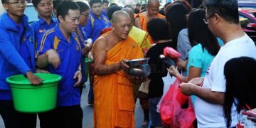 Hari-Raya-Waisak-Biksu-Ritual-Sedekah (5)