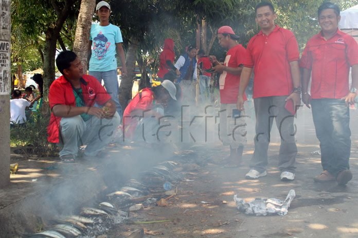 Ketua dan Pengurus DPC PDIP pelaksana lomba bakar dan makan ikan gratis.