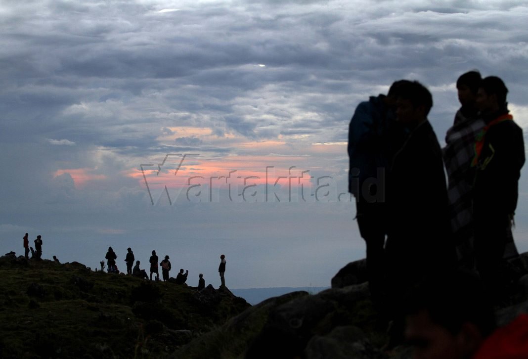 Kering peluh, sirna keluh menatap fajar terbit dari puncak Gunung Bawakaraeng