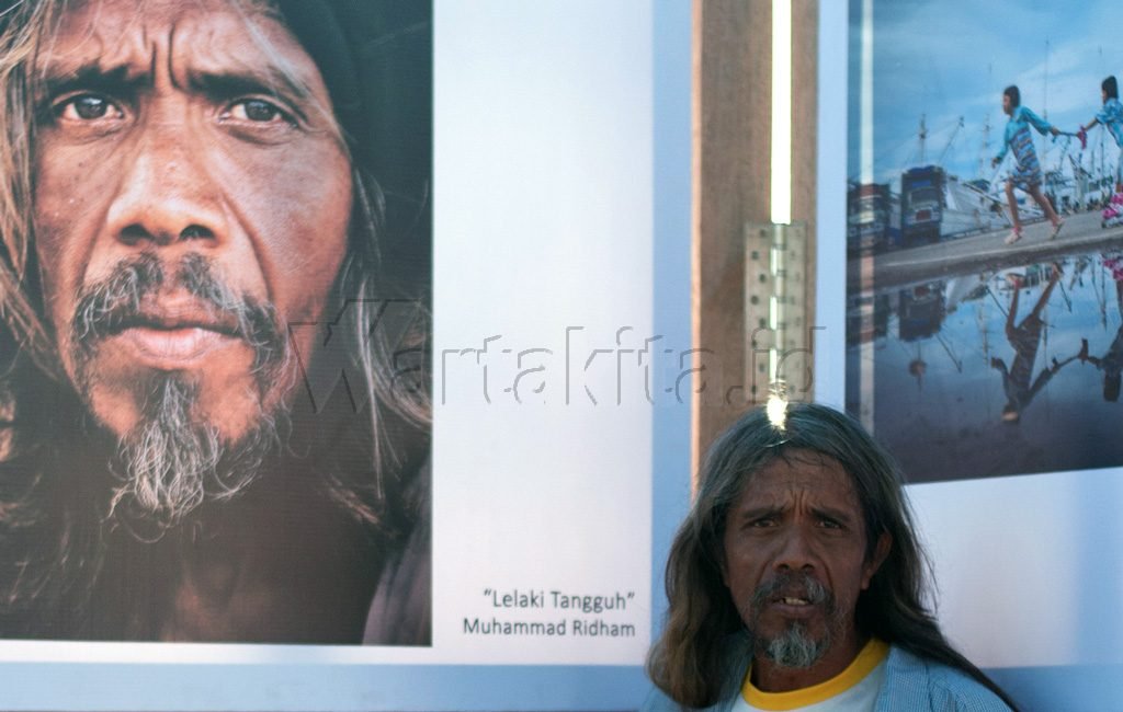 Pak Anwar menemukan potret dirinya terpajang di arena pameran. "Lelaki Tangguh" M. Ridham