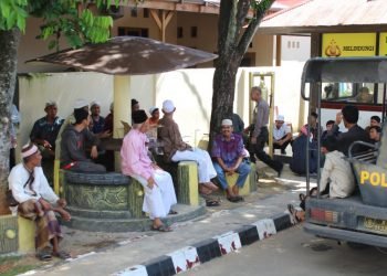 Turunkan Spanduk Ramadhan Jamaah Masjid Lapor Satpol PP