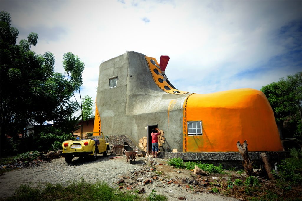 Pekerja menyelesaikan bangunan rumah mirip sepatu yang  terletak di Jalan Ramba, Lorong I, Kelurahan Birobuli Selatan, Palu, Sulawesi Tengah, Jum'at (22/7). Foto : Herwin Gunadi / Wartakita.id