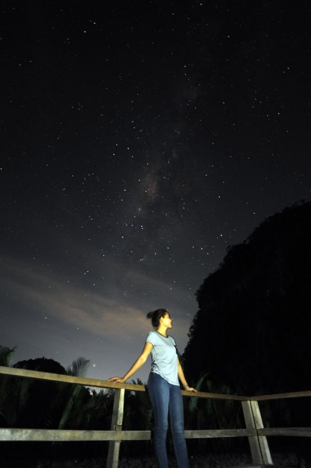 Jutaan bintang menghiasi langit di kawasan hutan karst Rammang-rammang, Kabupaten Maros, Sulawesi Selatan, Sabtu malam 6 Agutus 2016. Fenomena alam yang disebut segitiga Musim Panas atau Galaksi Bima Saksi dengan ratusan miliar bintang terlihat jelas membentang dari utara ke selatan yang terjadi di sebagian wilayah Indonesia. Wartakita/Herwin Gunadi