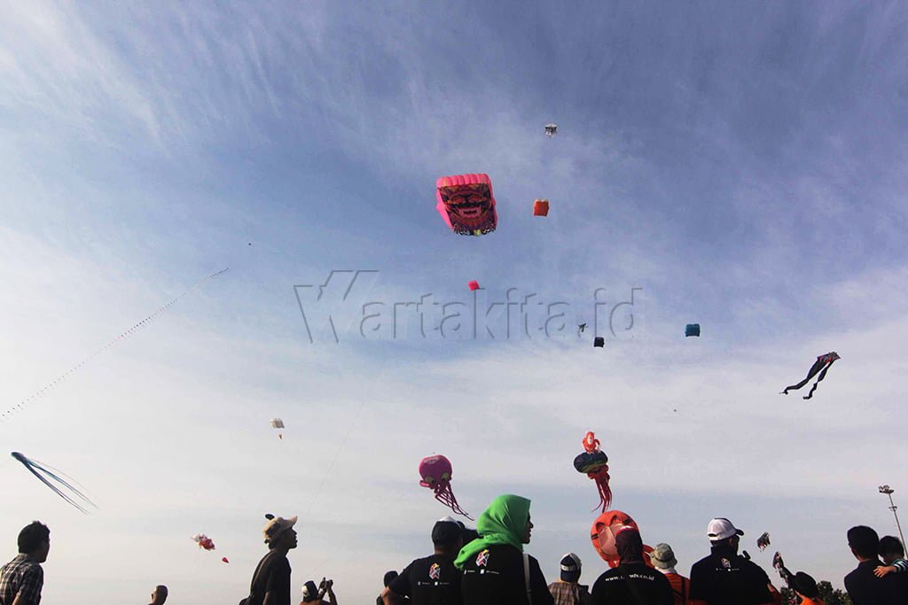 Peserta menerbangkan layang-layang mengikuti Festival Layang-Layang di Pantai Akkarena, Makassar, Sulawesi Selatan, (20/8). Wartakita/Ali