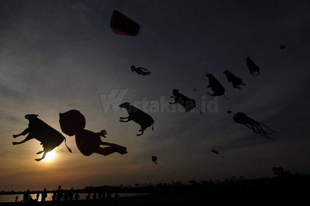 Peserta menerbangkan layang-layang mengikuti Festival Layang-Layang di Pantai Akkarena, Makassar, Sulawesi Selatan, (20/8). Wartakita/Ali