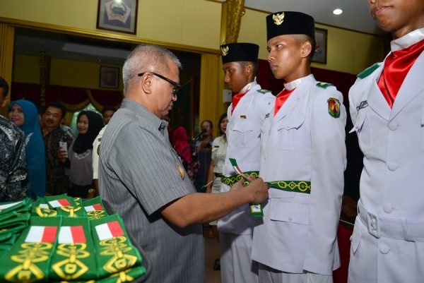 Penyamatan anggota Paskibraka oleh Wakil Gubernur Sul-sel Arifin Nu'mang. (Foto: Jenny F)