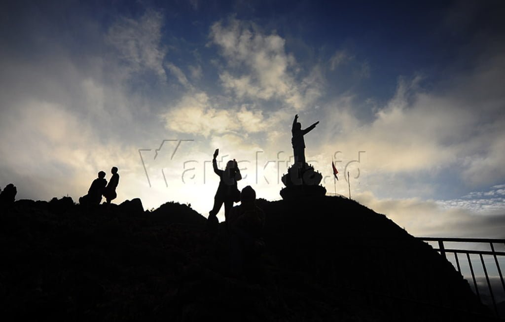 Pengunjung berfoto di Patung Yesus raksasa terletak di Puncak Buntu Burake, Kelurahan Buntu Burake, Kecamatan Makale, Kabupaten Tana Toraja, Sulawesi Selatan. Wartakita/Herwin Gunadi