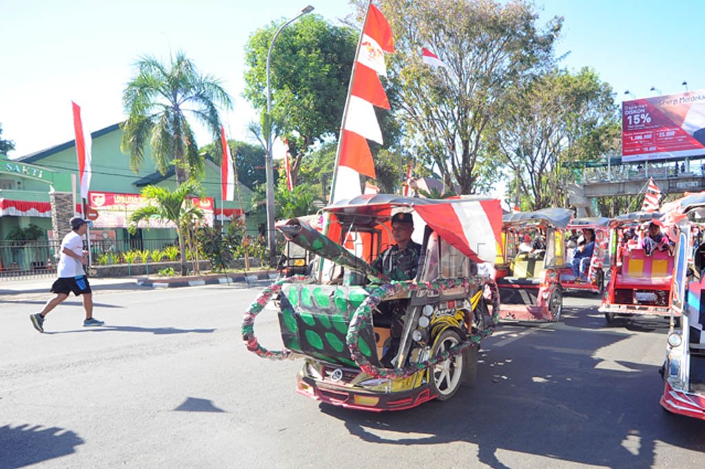 Ratusan becak dan becak motor (bemtor) mengikuti karnaval dalam rangka menyambut HUT RI ke 71 di jalan Jendral Sudirman, Makassar, Minggu (14/8/2016). Wartakita/Herwin Gunadi