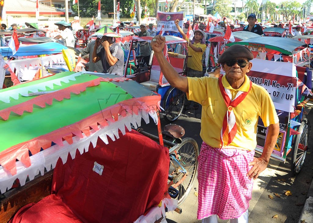 Ratusan becak dan becak motor (bemtor) mengikuti karnaval dalam rangka menyambut HUT RI ke 71 di jalan Jendral Sudirman, Makassar, Minggu (14/8/2016). Wartakita/Herwin Gunadi