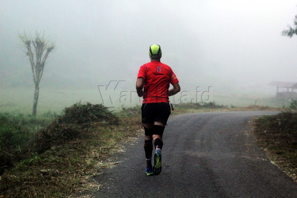 Peserta lomba lari Toraja Marathon berlari melintasi jalur Toraja Marathon di Kabupaten Toraja, Sulawesi Selatan, Sabtu 13 Agustus 2016. Perhelatan  Toraja Marathon pertama kali digelar dengan jarak tempu 5K, 10K, Half Marathon 23K dan Full Marathon 42K melalui kota dan desa-desa Toraja kuno.