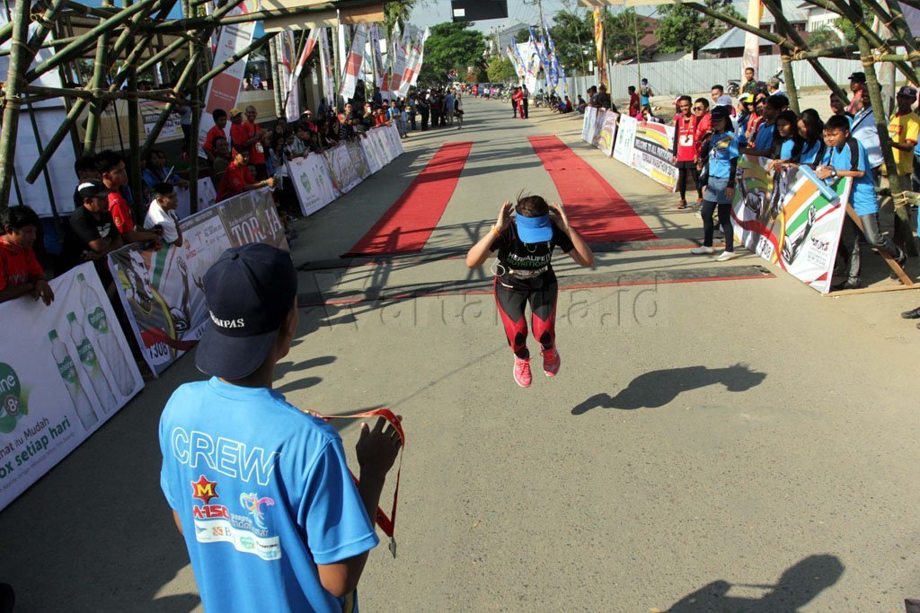 Peserta lomba lari Toraja Marathon berlari melintasi jalur Toraja Marathon di Kabupaten Toraja, Sulawesi Selatan, Sabtu 13 Agustus 2016. Perhelatan  Toraja Marathon pertama kali digelar dengan jarak tempu 5K, 10K, Half Marathon 23K dan Full Marathon 42K melalui kota dan desa-desa Toraja kuno.