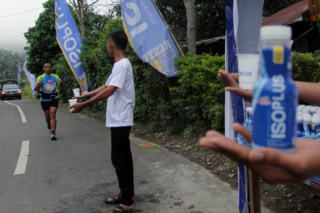 Peserta lomba lari Toraja Marathon berlari melintasi jalur Toraja Marathon di Kabupaten Toraja, Sulawesi Selatan, Sabtu 13 Agustus 2016. Perhelatan  Toraja Marathon pertama kali digelar dengan jarak tempu 5K, 10K, Half Marathon 23K dan Full Marathon 42K melalui kota dan desa-desa Toraja kuno. Minuman isotonik ISOPLUS yang mengandung 7 ion dari Wings Food turut mengambil bagian di event yang bertujuan meningkatkan pariwisata Toraja. 