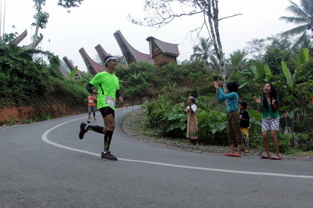 Peserta lomba lari Toraja Marathon berlari melintasi jalur Toraja Marathon di Kabupaten Toraja, Sulawesi Selatan, Sabtu 13 Agustus 2016. Perhelatan  Toraja Marathon pertama kali digelar dengan jarak tempu 5K, 10K, Half Marathon 23K dan Full Marathon 42K melalui kota dan desa-desa Toraja kuno.