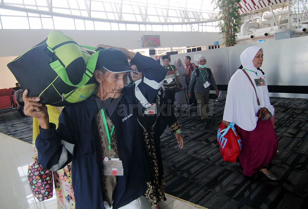 Ratusan jamaah calon haji “Haji Filipina” yang gagal berangkat haji kembali tiba di Indonesia melalui Bandara Sultan Hasanuddin, Makassar, Sulawesi Selatan, Minggu (4/9/2016). Wartakita/Ali