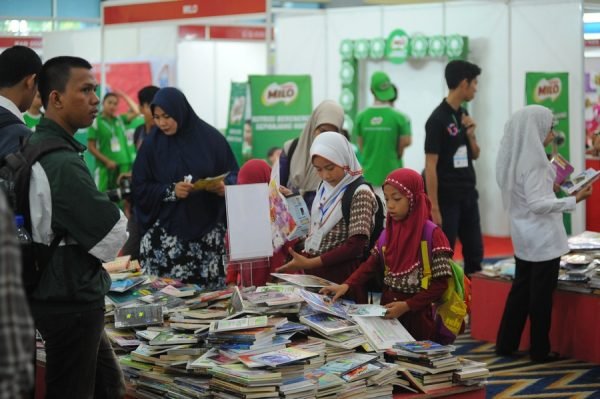 Pengunjung memilih buku di Pesta Buku Gramedia, Makassar Kids Fair 2016. (Foto: Herwin Gunadi)