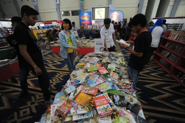 Buku-buku ditawarkan mulai dari harga 5.000 rupiah. (Foto: Herwin Gunadi)