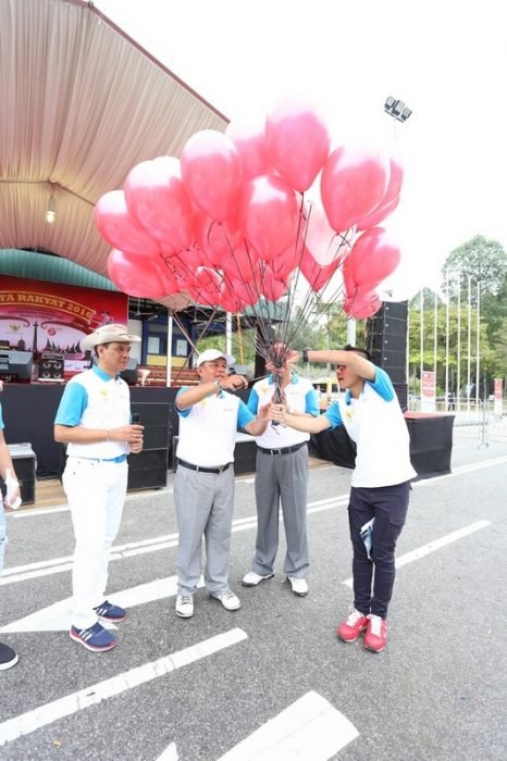 Pelepasan balon sebagai tanda dimulainya pegelaran Pesta Rakyat KBRI Kuala Lumpur. (Foto: Ist.)