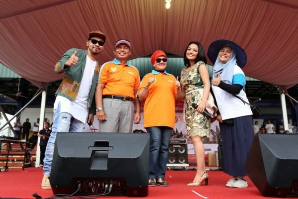 Berfoto bersama di sela-sela pegelaran Pesta Rakyat. (Foto: Ist)