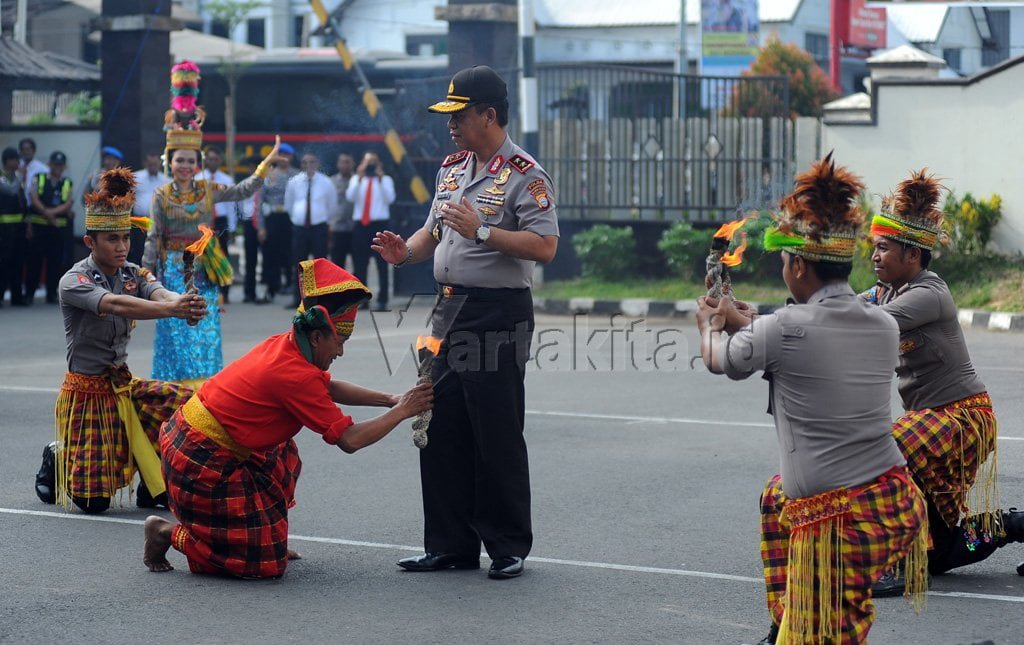 Penari Pepe-Pepeka Ri Makka melakukan atraksi saat menyambut kedatangan Kepala Kepolisian Daerah Sulawesi Selatan (Kapolda Sulsel) Inspektur Jendral Polisi, Anton Charliyan, melakukan kunjungan kerja ke Mapolrestabes Makassar, Rabu (21/9/2016). Wartakita/Herwin Gunadi