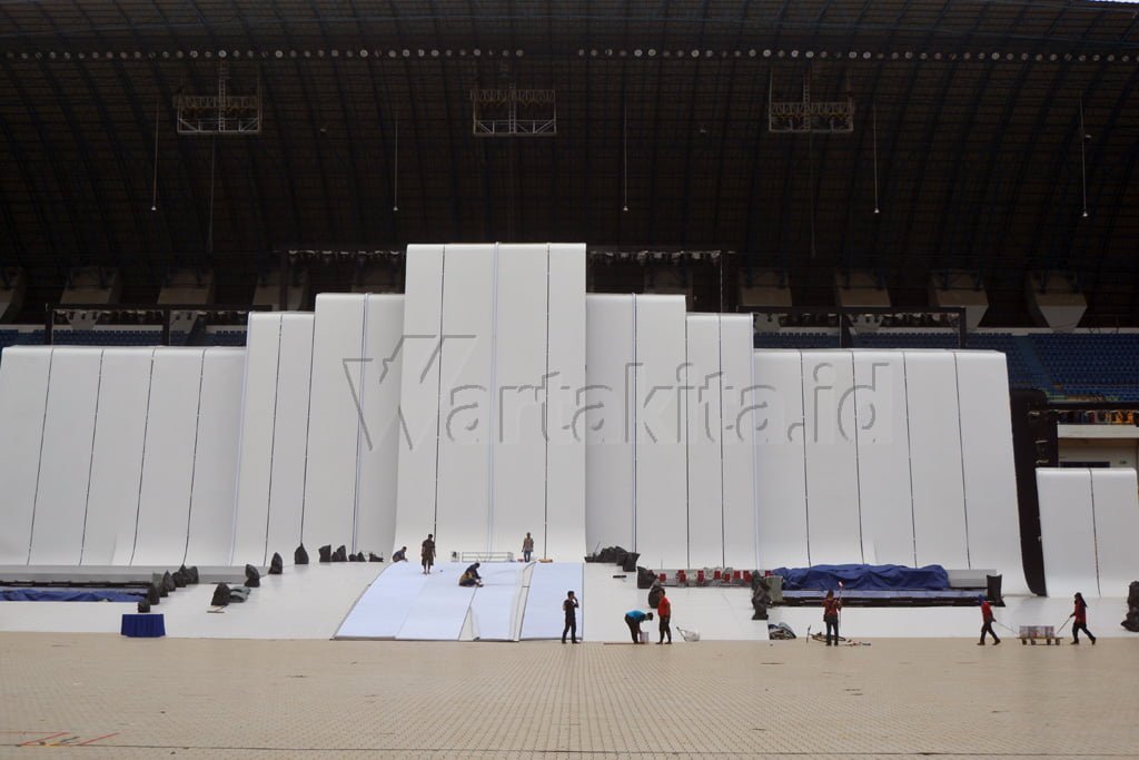 Sejumlah pekerja menyelesaikan  panggung pembukaa di  Stadion Gleora Bandung Lautan Api(GBLA) di Bandung, Jawa Barat, 16 September 2016.Jumlah kursi penonton hanya 38.000 orang, jika tanpa kursi bisa menampung 72.000 orang. Stadion ini akan menjadi tempat penyelenggaraan pembukaan dan penutupan Pekan Olah raga Nasional (PON) XIX/2016 yang akan berlangsung pada 17-29 September mendatang. Wartakita/IqbaL Lubis