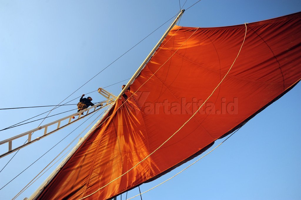 Salah satu dari delapan perahu pinisi peserta Makassar International Eight Festival and Forum ( F8) berlayar di sekitar perairan Makassar, Sulawesi Selatan, Selasa (6/9).