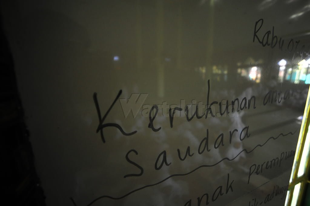 Sejumlah siswa mengikuti proses belajar mengajar di Masjid Tuan Beba, Kecamatan Galesong Utara, Kabupaten Takalar, Sulawesi Selatan, Rabu (7/9). Sebanyak 260 siswa SD Negeri 94 Beba terpaksa mengikuti proses belajar mengajar di masjid karena sekolah mereka disegel oleh warga pemilik lahan. Wartakita/Herwin Gunadi