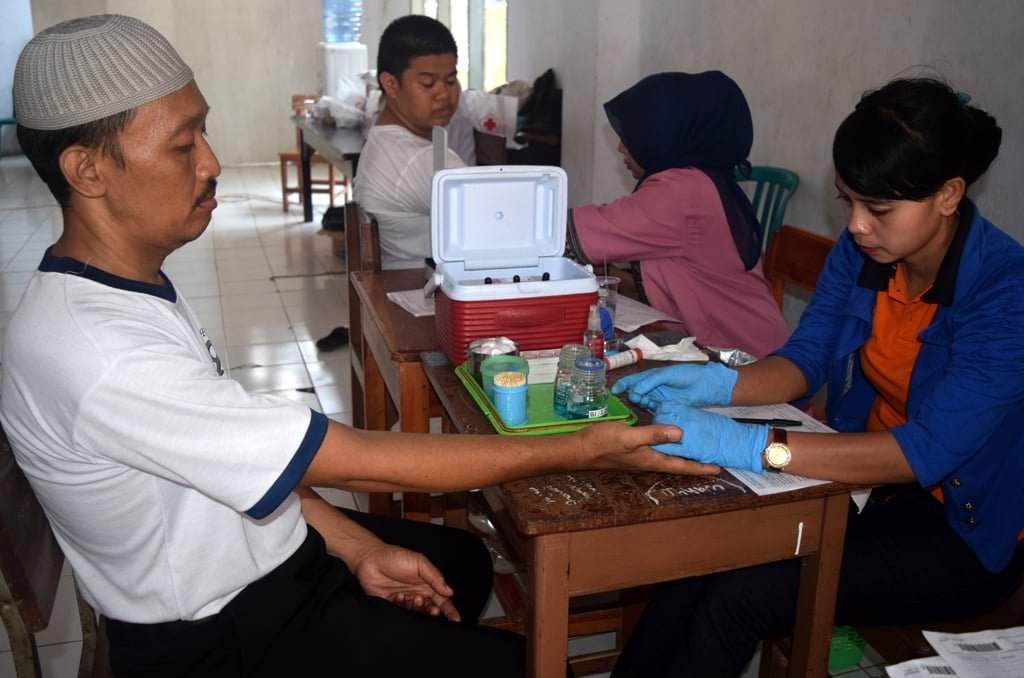 Sejumlah warga memeriksa darah saat mengikuti donor darah pada kegiatan Aksi Kemanusiaan di SMA Negeri 6 Makassar, Sulawesi Selatan, Sabtu (15/10/2016). Kegiatan amal yang dilaksanakan oleh Ikatan Alumni SMA Negeri 6 Makassar angkatan 2001 tersebut menggelar donor darah, pemeriksaan gigi dan pemeriksaan kesehatan secara gratis.