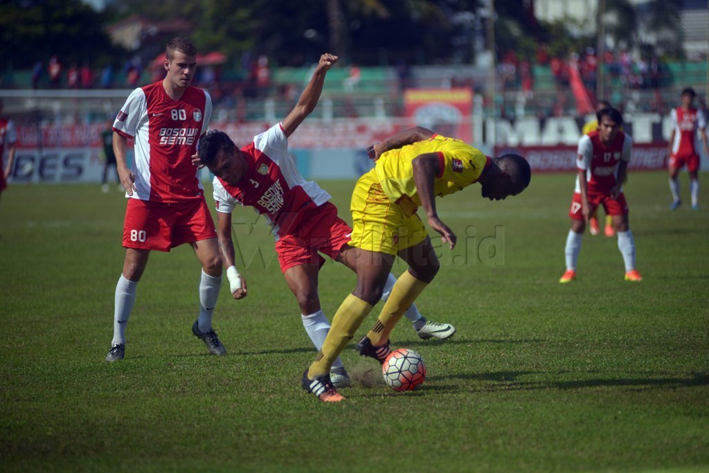 Pemain PSM Makassar berebut bola dengan pemain Sriwijaya FC saat bertanding dalam lanjutan Torabika Soccer Championship (TSC) 2016 di Stadion Mattoanging Gelora Andi Mattalatta Makassar, Sulawesi Selatan, Senin (17/10). Tuan rumah PSM Makassarmenang atas tamunya, Sriwijaya FC, dengan skor 2-1. Wartakita/Iqbal Lubis