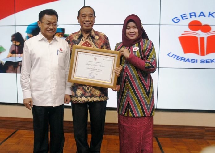H. Ruslan Sekda Sidrap dan Nurkanaah Kadisdik Sidrap