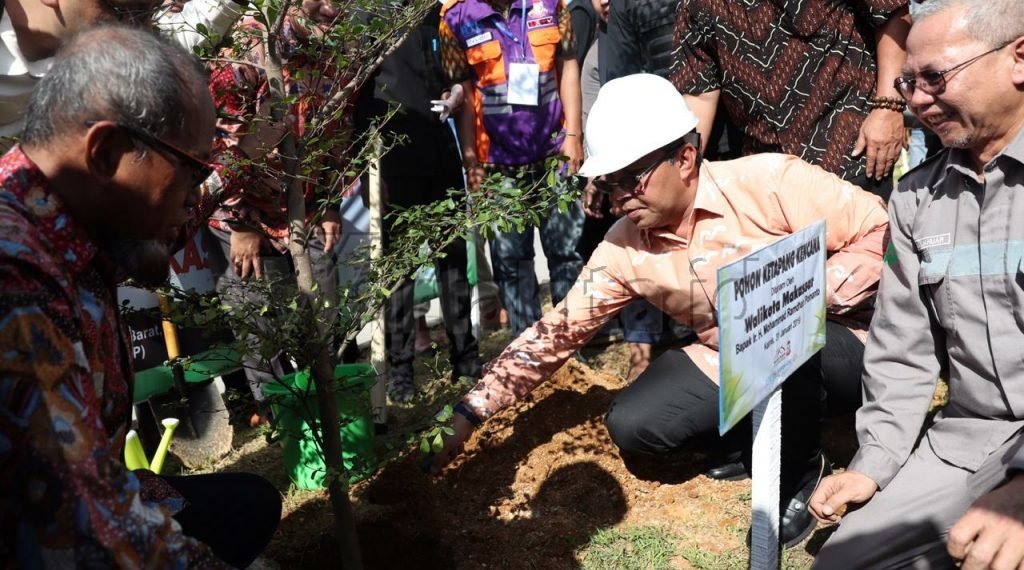 Walikota tanam pohon