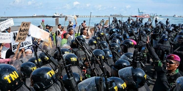 Yonmarhanlan VI Makassar Simulasi Huru-Hara Amankan Pemilu