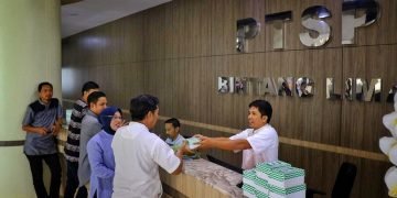 Indahnya Berbagi Dibulan Ramadan, PTSP Makassar Siapkan Takjil Buka Puasa