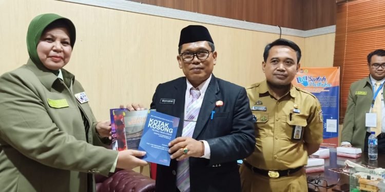 Dinas Perpustakaan Makassar, Berikan Buku “Kotak Kosong” ke Rombongan Kaltim saat Diklatpim WhatsApp Image 2019-04-23 at 9.55.14 PM
