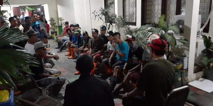 Kecamatan Ujung Tanah Giat Bersih-Bersih Tengah Malam - Utama