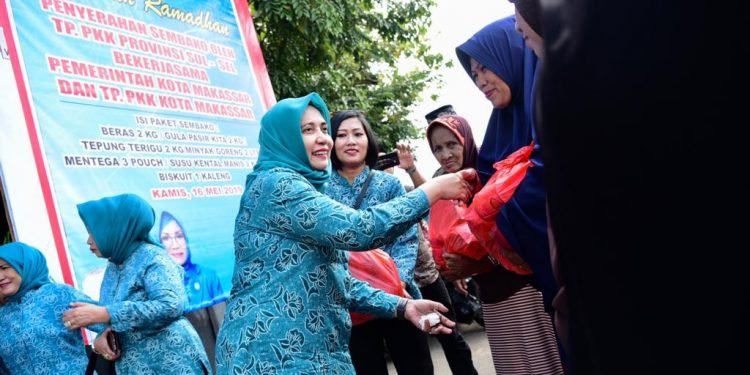 PJ Ketua TP PKK Kota Makassar Serahkan Bantuan Sembako Gratis di Kecamatan Tallo WhatsApp Image 2019-05-17 at 02.05.52