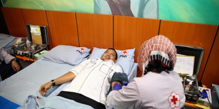 Pj Wali Kota Iqbal Ikut Donor Darah di Halal Bi Halal Dishub dan Satpol PP  - Utama