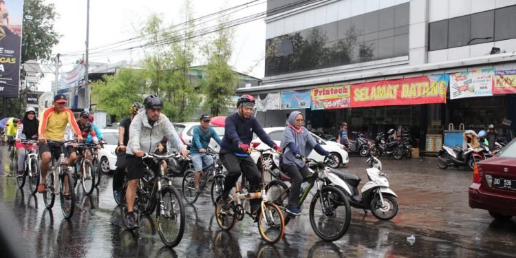 Pj Wali Kota Iqbal Ajak OPD Bersepeda Sembari Tinjau Kebersihan WhatsApp Image 2019-06-21 at 00.11.05