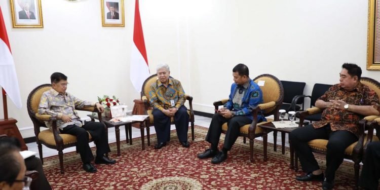 Iqbal Suhaeb dan Sattar Taba Temui Wapres JK Laporkan Persiapan PSBM XIX WhatsApp Image 2019-06-21 at 00.38.57
