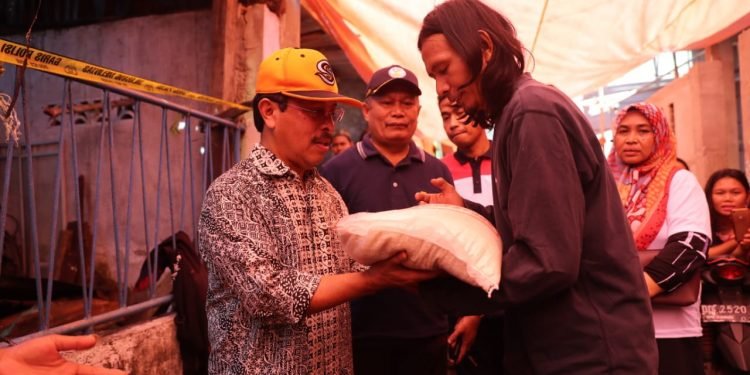 Sekda Kota Makassar Serahkan Bantuan Untuk Korban Kebakaran di Kaluku Bodoa WhatsApp Image 2019-06-24 at 10.32.00