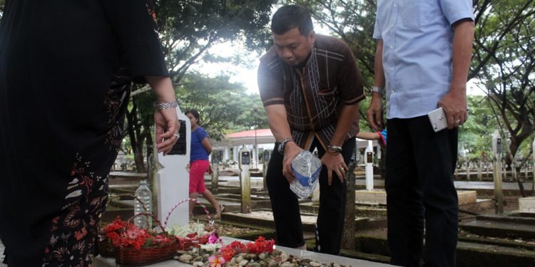 Ziarah ke Makam Ibu, Iqbal Suhaeb: Saya Ditinggal Saat Masih SD Ziarah