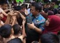 Pj Wali Kota Makassar Terjatuh di Kerumunan Anak SD