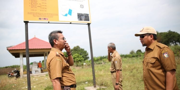 Pj Walikota Lakukan Peninjauan Persiapan Lahan Pekamakaman WhatsApp Image 2019-07-02 at 11.00.38