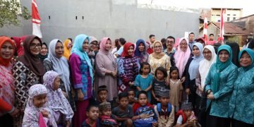 Liestiaty Nurdin dan Murni Iqbal Salurkan Bantuan Alat Sekolah